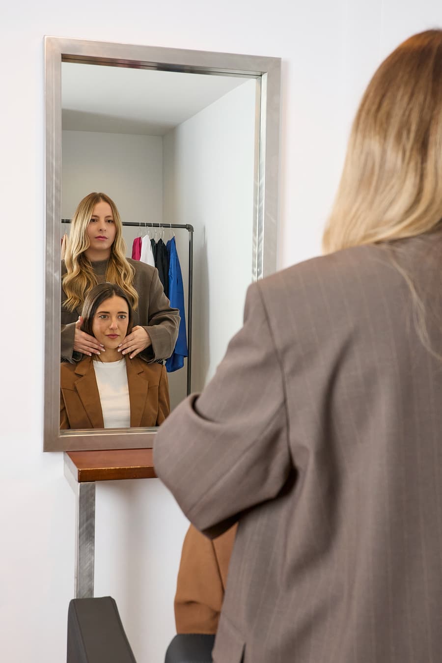 Olga Camacho analizando el rostro de una clienta frente al espejo del estudio de Ontinyent